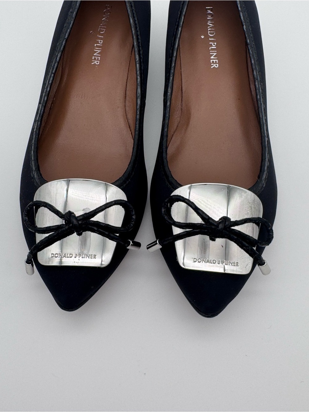 Donald Pliner Black Pointed Toe Silver Plate Bow Low Wedge Flats Size 7 - Picture 5 of 12